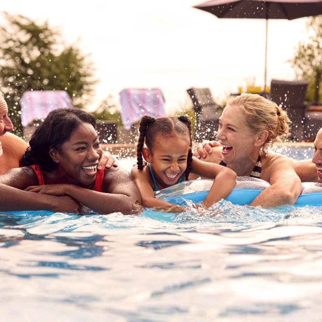familia-feliz-na-piscina